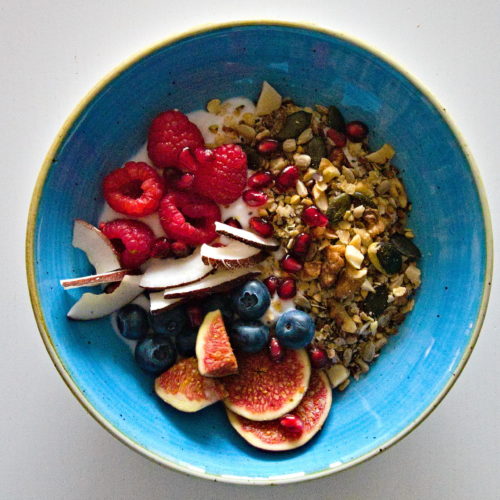 Bowl mit Granola und Früchten